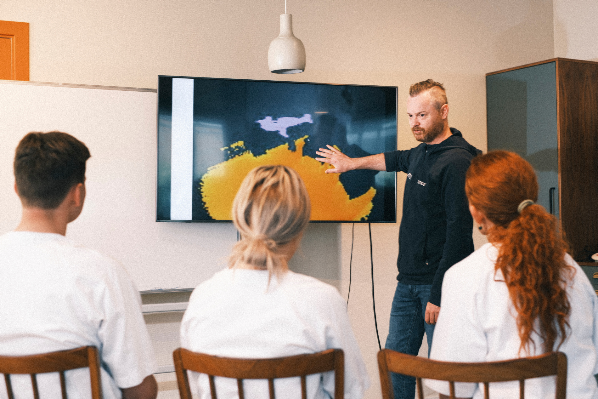 Atea consultant showing image on screen