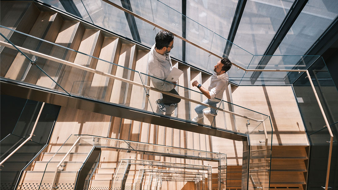 Two-people-talking-in-stairs